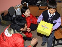 Enkazdan Yaralı Kurtulan Japon Yardım Gönüllüsü Konnai, Çocukları Giydirdi