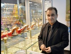 Yaşlı Kadınlar Kuyumcuda Hırsızlık Yaparken Kameraya Yakalandı