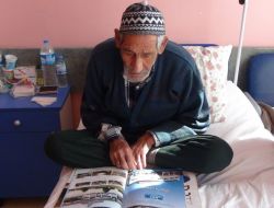 Çocuklar Kollarında Serumla Kitap Okuyor