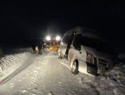 İl Özel İdare Ekipleri, Köy Yollarını Açmak İçin Yoğun Çaba Harcıyor
