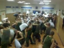 Rusya'da Askerler Savunma Ve Saldırı Tekniğini Yastık Savaşıyla Öğreniyor