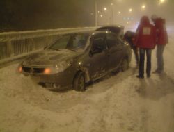 Kızılay Yolda Kalan Sürücülerin Yardımına Koştu