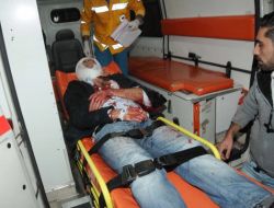 İzmir'de İki Kişi Bıçaklanarak Ağır Yaralandı