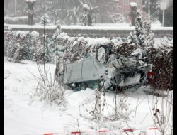 Trenin Çarptığı Otomobildeki Bir Kişi Hayatını Kaybetti