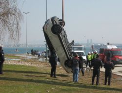 Denize Düşen Aracı Balıkadamlar Çıkardı