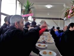 Fırın Açılışında Bedava Sıcak Ekmek Dağıtıldı