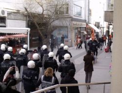 Polis Kameramanına Saldıran Göstericiler