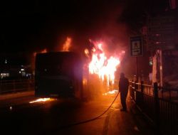 Okmeydanı’nda Yol Kesip Otobüs Yaktı