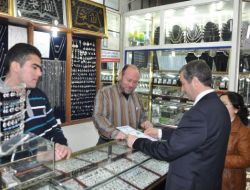 Başkan Tahmazoğlu, İş Yeri Açma Ruhsatlarını Esnafa Kendi Eliyle Verdi