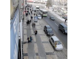 Belediyeden Buzlanmaya Sentetik Halıyla Çözüm