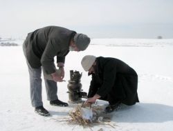 Vatandaşlar Buz Tutan Gölet Üzerinde Çay Ve Mangal Keyfi Yaptı
