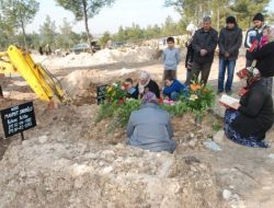 Eşinin Doğum Gününde Üç Çocuğuyla Birlikte Kabrini Ziyaret Etti