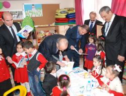 Kazan Belediyesi'nden Okullara Kitap Yardımı