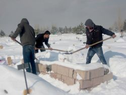 Çocuklar, Mezarların Üzerindeki Karı Temizleyerek Okul Harçlığı Çıkarıyor