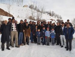 Köy Sakinleri, Yakınları İle Telefonla Görüşebilmek İçin Yüksek Tepelere Çıkıyor