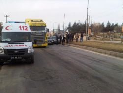 Otomobiller Kavşakta Çarpıştı: 2 Yaralı