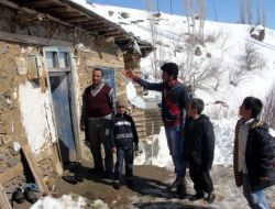 Çığ Düşen Evlerin Üzerindeki Kar