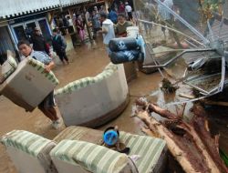 Endonezya’da Aniden Bastıran Sel Büyük Zarara Yol Açtı