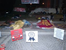 Atanamayan İtfaiyeciler, Gece Gündüz Belediye Önünde