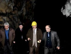 Vali Ayyıldız, Kanaliazsyon Akan İnağzı Mağarası'nda İncelemelerde Bulundu