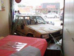 Kontrolünü Kaybeden Otomobil Mobilya Mağazasına Girdi