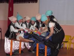 Öğretmenler Yedi Cüceler'i Sahneledi