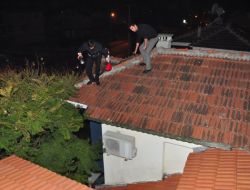 İtfaiyeciler Çatıda Kedi Aradı