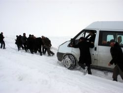 Eski Belediye Başkanı, Yolda Kalan Minibüsü Aracına Bağladığı İple Kurtardı