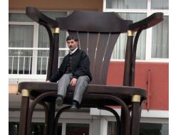 Dev Sandalye İlgi Odağı Oldu