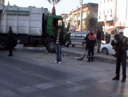 Çöp Kamyonuyla Servis Minibüsü Çarpıştı