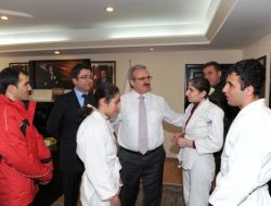 Vali Karaloğlu, Görme Engelli Judoculara Bilgisayar Hediye Etti