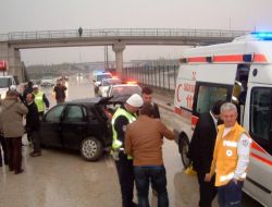 Otobüse Çarpan Otomobildeki Bir Kişi Yaralandı