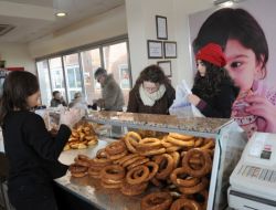 Memurlar Kahvaltıyı Halk Ekmek'in Gökkuşağı Mağazasında Yapıyor