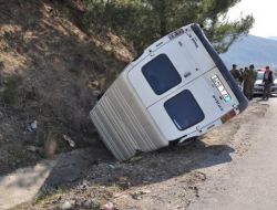 Devrilen Minibüsteki 8 Çocuk Yaralandı