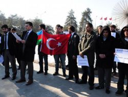 Erzurum’da Öğrenciler, Hocalı’da Ölenleri Andı