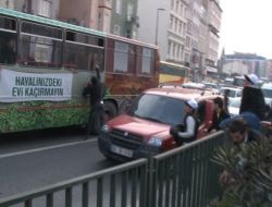 Yolcular Zafer İşareti Yapınca, Eylemciler Belediye Otobüsüne Saldırdı