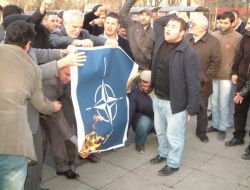 Düzce’deki Mitingde Nato’yu Simgeleyen Bayrağı Yaktılar