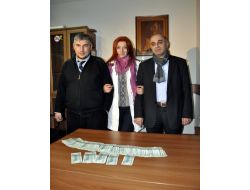 Dürüst Taksici Aracında Unutulan 10 Bin Doları Sahibine Teslim Etti