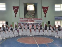 Siirt'te Halk Oyunları Yarışması Yapıldı