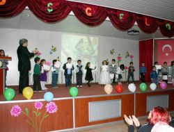 Minik Öğrenciler Şiir Dinletisiyle Hünerlerini Sergilediler