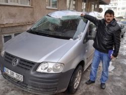 Yozgat’ta Çatıdan Dökülen Kar Ve Buz Bir Otomobile Zarar Verdi
