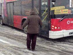 Karlı Yollar Sürücülere Zor Anlar Yaşattı