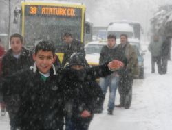 Kar Yağışı Bastırdı, Vatandaş Yolda Kaldı