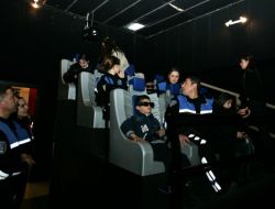 Depremzede Çocuklara Polis Morali