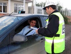 Trafik Ekipleri, Rutin Kontrollerde Sürücülere Bilgilendirici Broşür Dağıtıyor