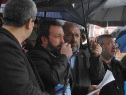 Antalya’da Sağanak Yağmur Altında 28 Şubat Protestosu