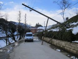 Yıkık Haldeki Elektrik Direği Tehlike Saçıyor