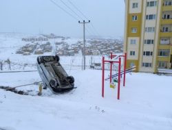 Karda Takla Atan Araç Oyun Bahçesine Düştü