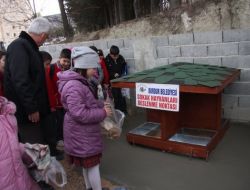 Belediye Hayvan Besleme Noktasına Minikler Sahip Çıkıyor
