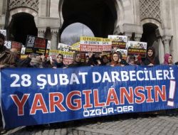 Özgür-der’den İstanbul Üniversitesi Önünde 28 Şubat Protestosu